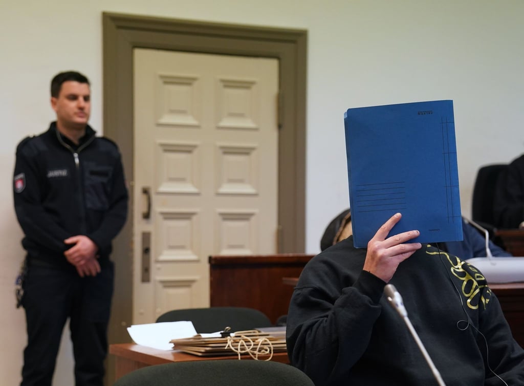 Der 35-jährige Angeklagte (r) zu Beginn des Prozesses im Sitzungssaal im Strafjustizgebäude in Hamburg.