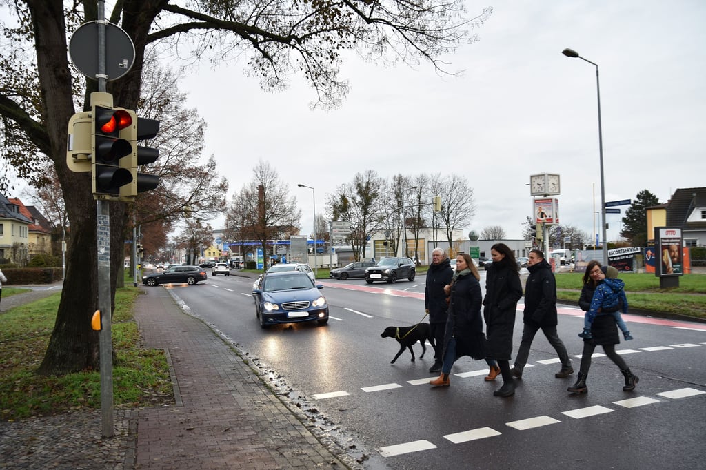 An der Kreuzung Brenneckestraße/Halberstädter Chausse in Magdeburg-Sudenburg stoßen Autos und Fußgänger aufeinander.