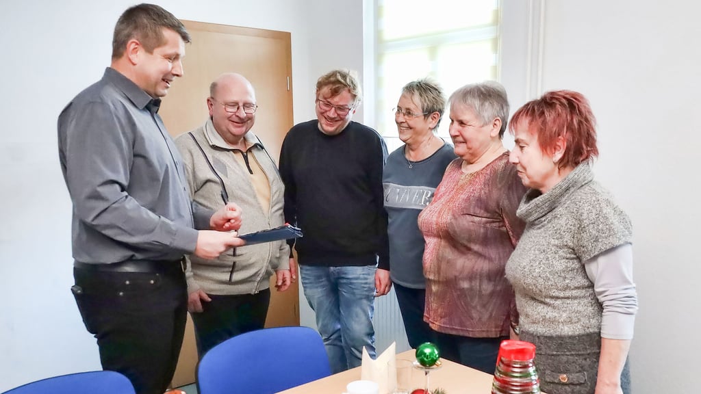 Mitglieder des Awo-Ortsvereins werden von Bürgermeister Frank Ochsner (l.) in den neuen Räumen begrüßt.