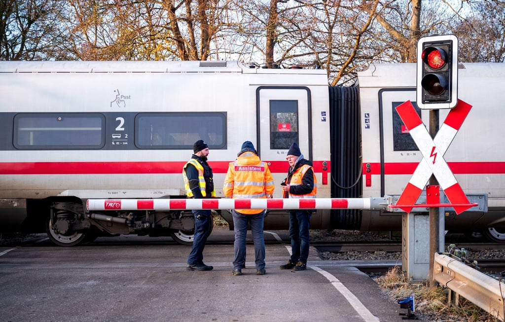 Ein ICE steht im Stadtteil Rönneburg an einem Bahnübergang.