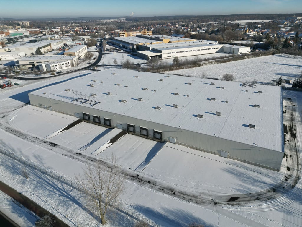 In dieser Halle in einem Gewerbegebiet in Hermsdorf sollen Geflüchtete untergebracht werden.