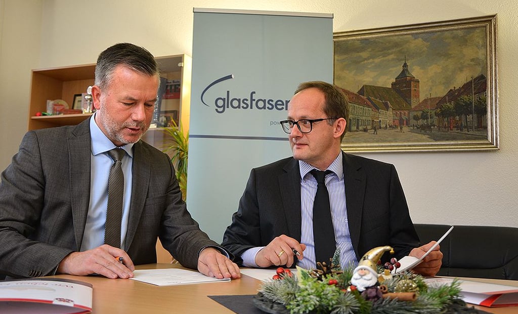 Beim Unterzeichnen des Kooperationsvertrages: Osterburgs Bürgermeister Nico Schulz (links) und Andreas Meyer für GlasfaserPlus.
