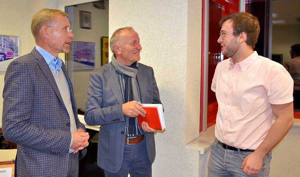 Christian Wolff (l.) und Jörg Methner (2.v.l.) freuen sich darüber, dass Hannes Rapp dem Gemeinderat die Möglichkeiten der Förderung für einen Klimschutzmanager vorstellt.