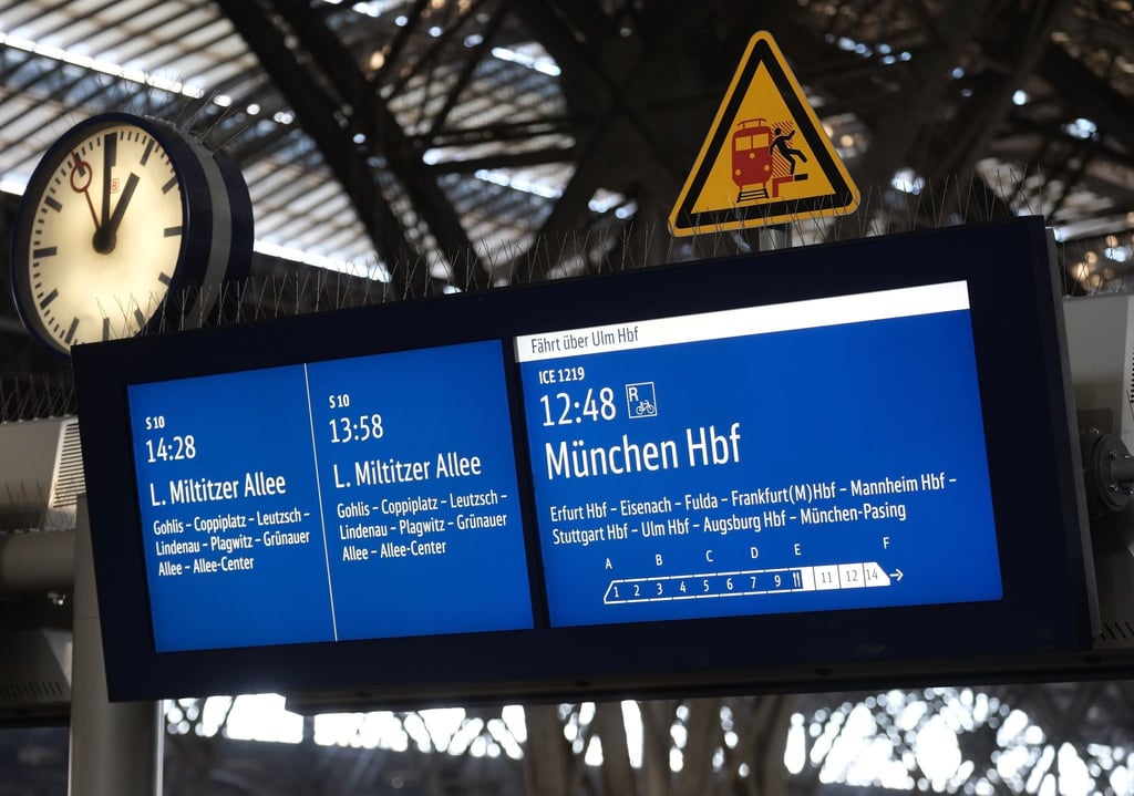 Eine Anzeigetafel am Bahnsteig auf dem Leipziger Hauptbahnhof.
