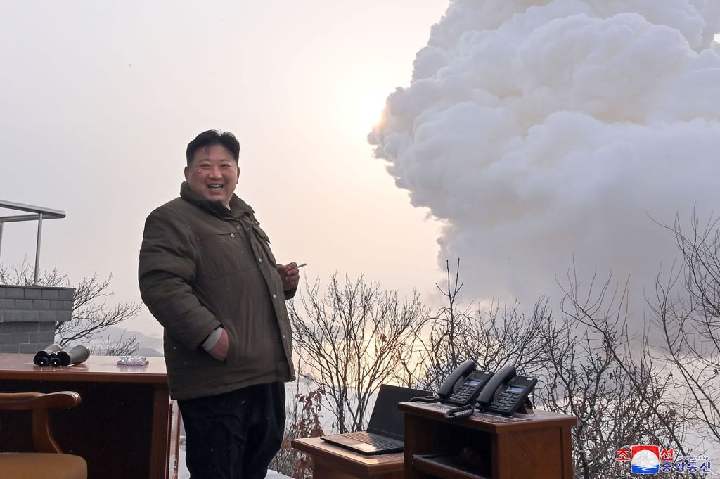Die von Nordkoreas staatlicher Nachrichtenagentur KCNA zur Verfügung gestellte Aufnahme zeigt Machthaber Kim Jong Un während eines militärischen Tests. Unabhängige Journalisten hatten keinen Zugang zu dem dargestellten Ereignis. Der Inhalt des Fotos kann nicht eindeutig verifiziert werden.