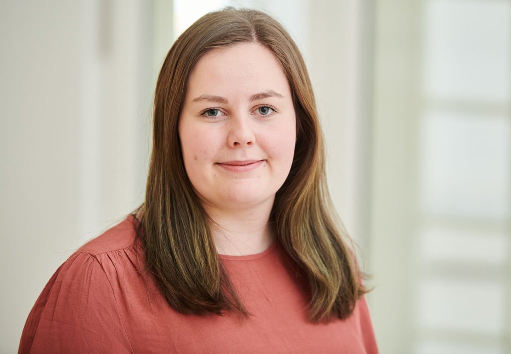 Ricarda Budke (Bündnis90/ Die Grünen), Abgeordnete des Landtages Brandenburg, lächelt in die Kamera.