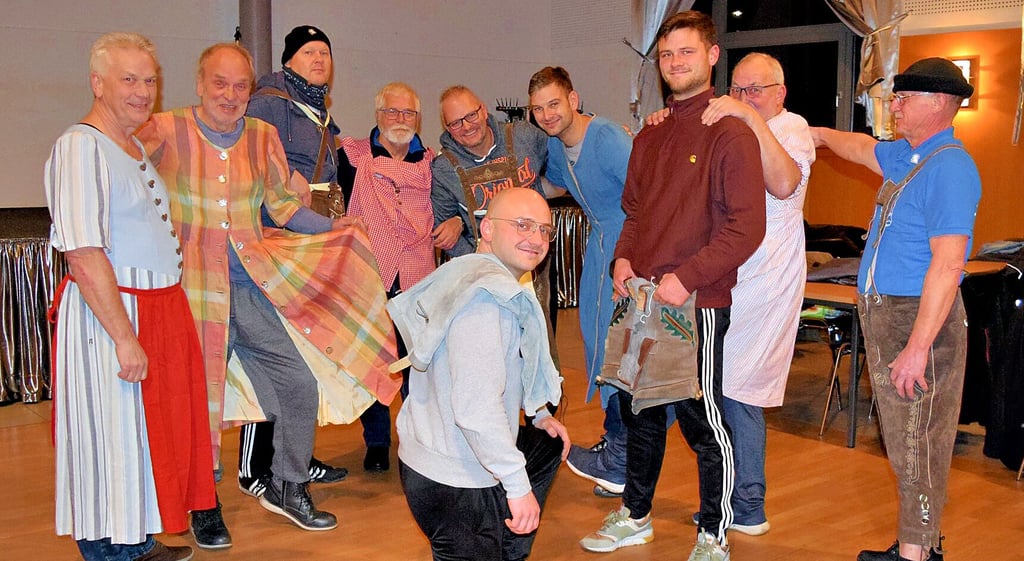 Kostümprobe beim Männerballett in Walbeck: Wem passen die Dirndl? Bei wem rutscht die Lederhose noch? Um hohe Berge und viel Schnee wird es gehen. Am 4. Februar beginnt nach zwei Jahren Pause die neue Session.