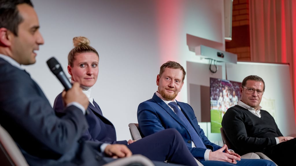 Großer Aufschlag im politischen Berlin: Max Eberl, Sachsens MP Michael Kretschmer und Anja Mittag lauschen Staatssekretär Mahmut Özdemir (SPD).