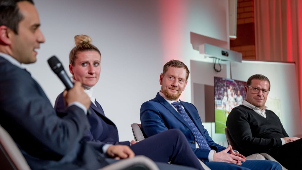 Großer Aufschlag im politischen Berlin: Max Eberl, Sachsens MP Michael Kretschmer und Anja Mittag lauschen Staatssekretär Mahmut Özdemir (SPD).