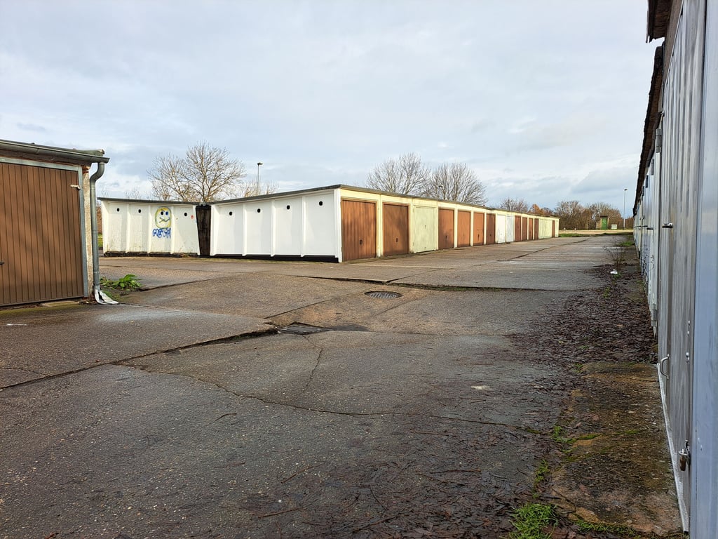 Der Garagenhof am Storchennest in Weißenfels soll bald 20 Einfamilienhäusern weichen.