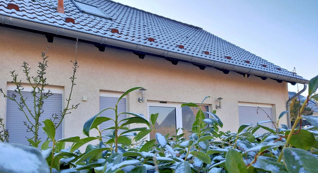 Ein Paar aus Berlin möchte dieses Haus in einem Dorf bei Stendal, das zur Verbandsgemeinde Arneburg-Goldbeck gehört, kaufen. Weil ein Mann aus Nordmazedonien Erbanspruch darauf erhebt, bleiben die Rollos vorerst unten.