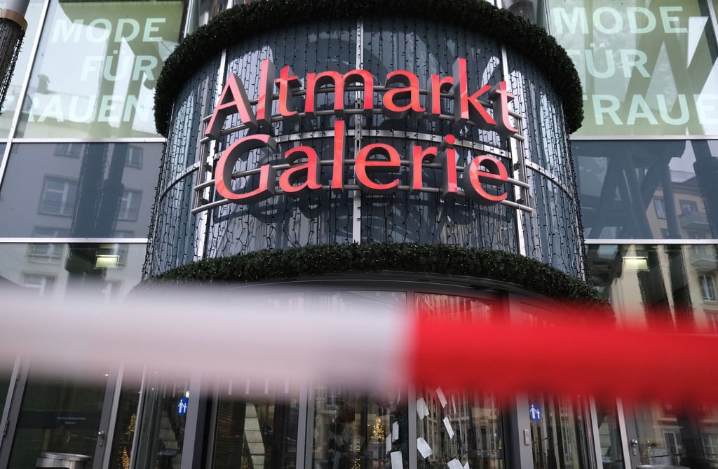 Absperrband der Polizei hängt vor dem geschlossenen Einkaufszentrum „Altmarkt-Galerie“.