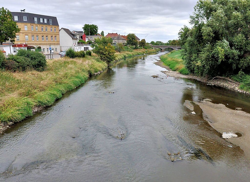 Blick von der Bodebrücke auf den Fluss, der im Sommer sehr wenig Wasser führt.