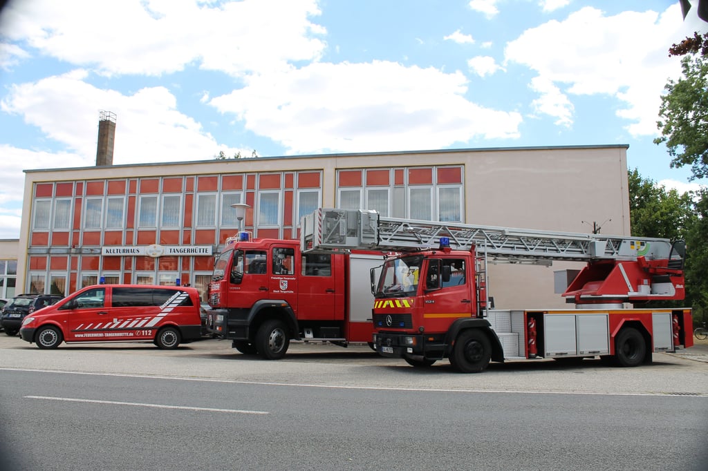 Einsatzfahrzeuge der Feuerwehr vor dem örtlichen Kulturhaus in Tangerhütte.
