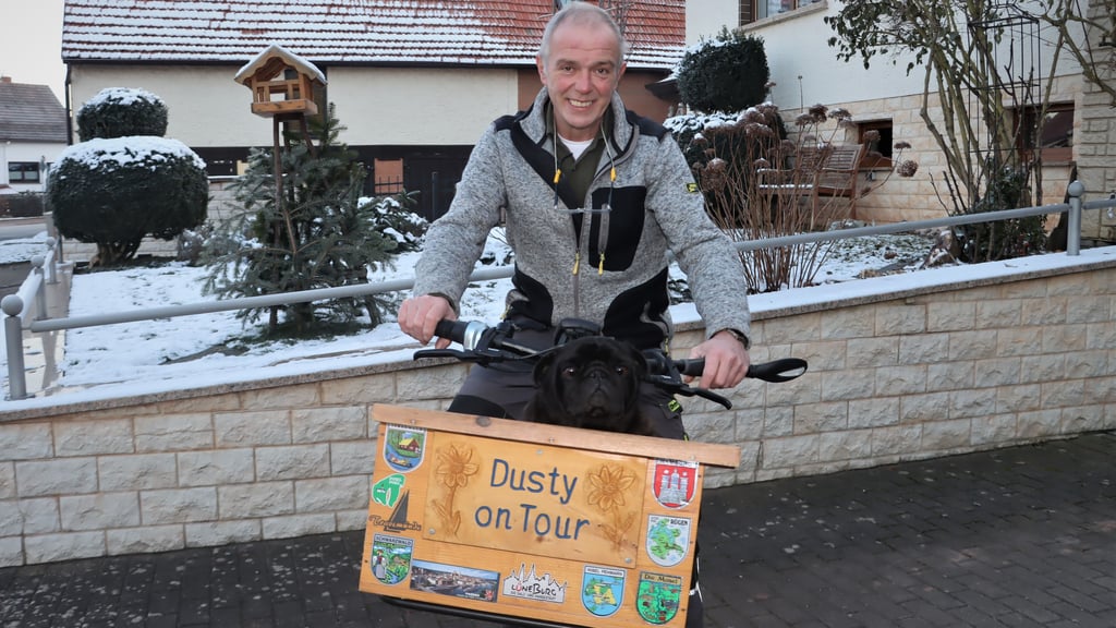 Gunter Riegler aus Lengefeld und sein Mops Dusty gehen oft gemeinsam auf  Tour.  