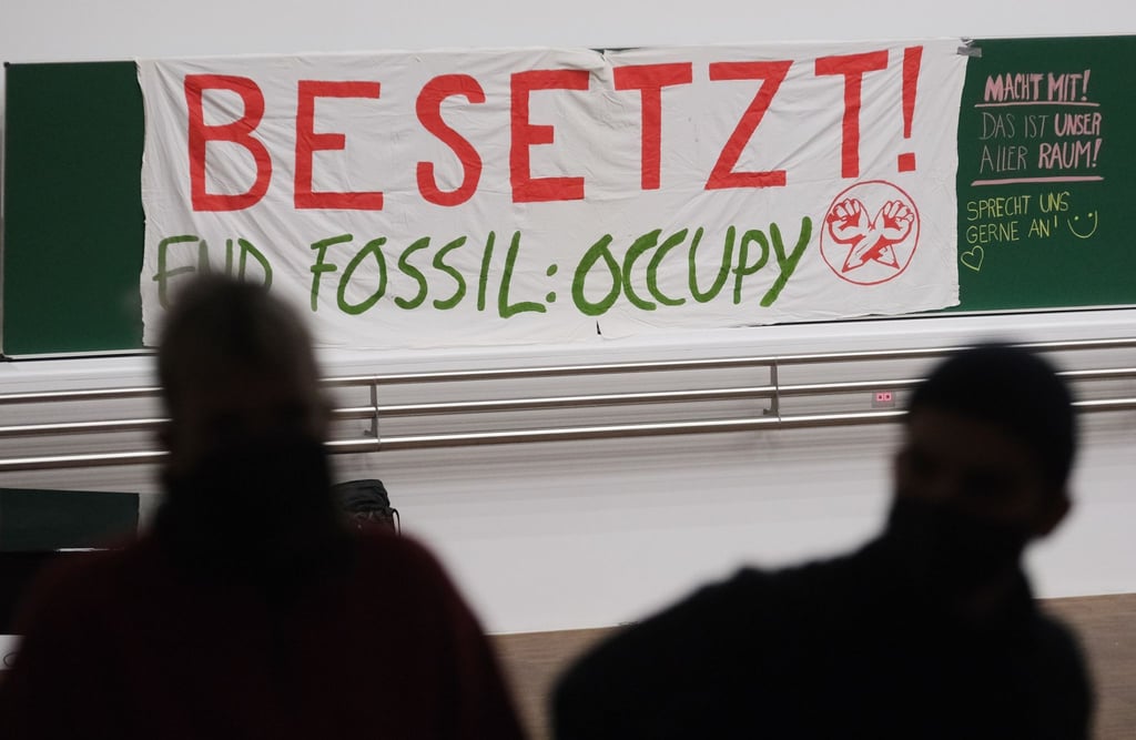 Ein Transparent mit der Aufschrift „Besetzt“ hängt im Auditorium Maximum der Universität Leipzig.