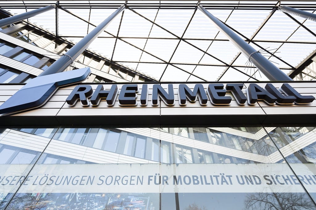 Das Logo des Rüstungskonzerns Rheinmetall ist an der Fassade der Unternehmenszentrale zu sehen.