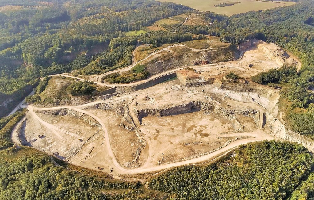 Der Tagebau für den derzeitigen Gipsabbau der Firma Knauf befindet sich auf thüringischer Seite.