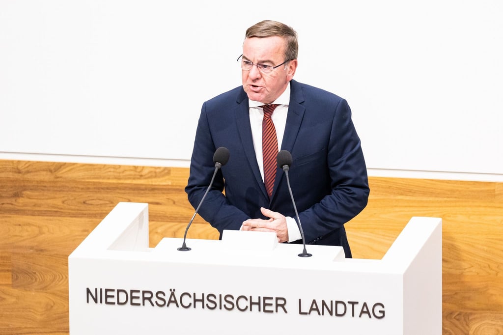 Boris Pistorius (SPD), Innenminister von Niedersachsen, spricht im Plenarsaal vom niedersächsischen Landtag während einer Sitzung.