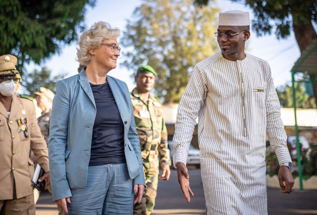 Bundesverteidigungsministerin Christine Lambrecht trifft in Bamako ihren malischen Amtskollegen Sadio Camara.