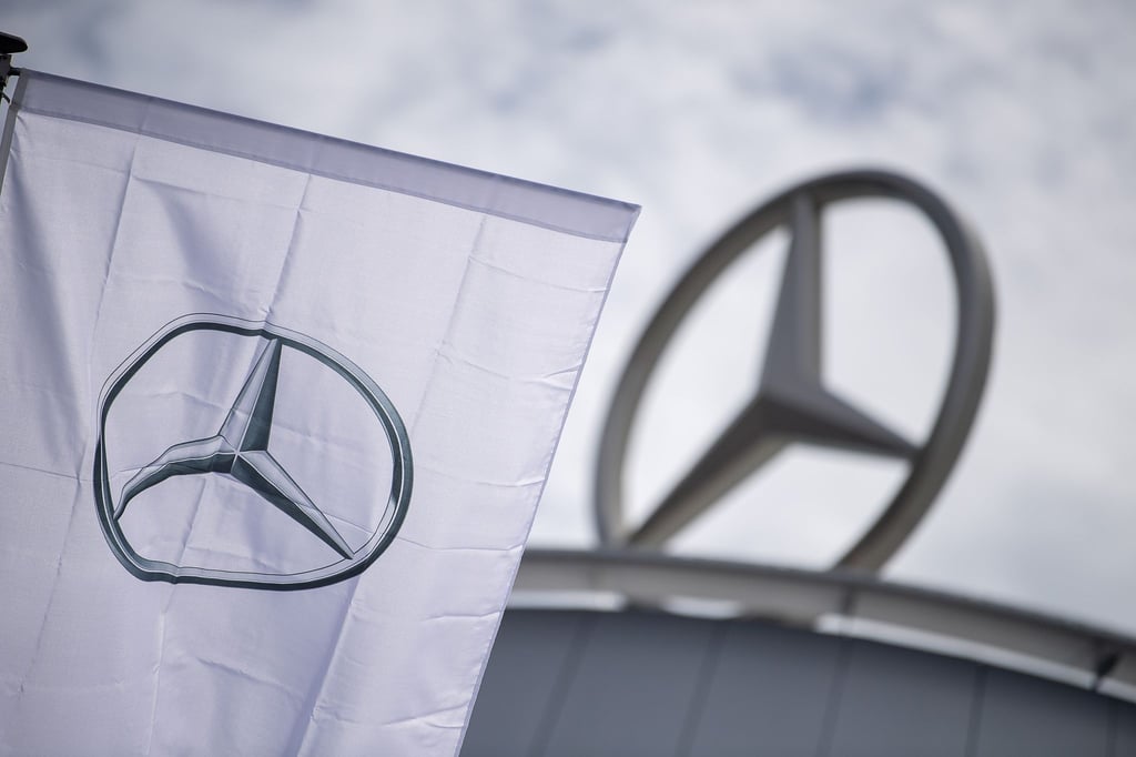 Eine Fahne mit dem Logo der Marke Mercedes-Benz, weht im Wind.