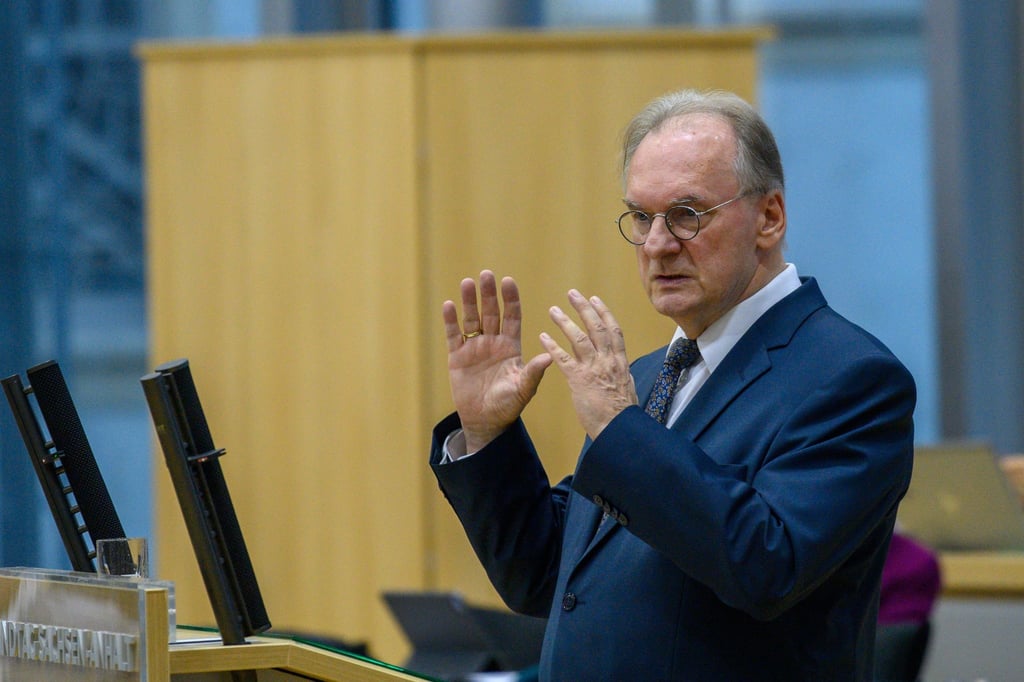 Reiner Haseloff (M, CDU) steht im Plenarsaal des Landtages von Sachsen-Anhalt.