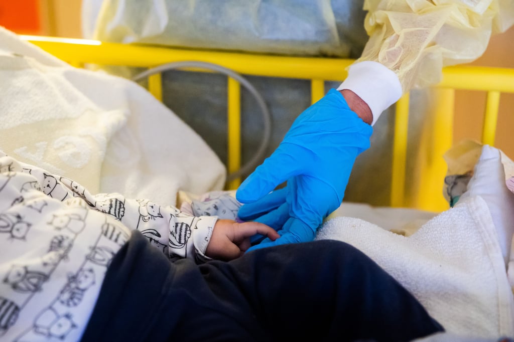 Viele Kinder sind zurzeit krank, erkältet und leiden an Atemwegserkranken. Viele Kliniken sind bereits jetzt überlastet. Doch wie soll das in den Weihnachtsferien werden, wenn viele Kinderärzte Urlaub haben?