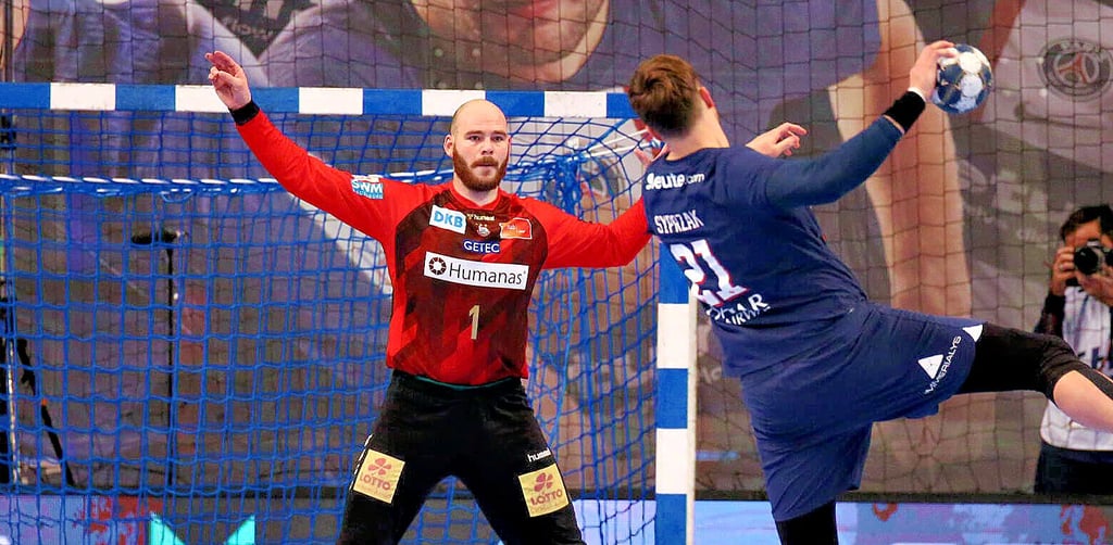 Zuletzt durfte sich Mike Jensen (l.) nur selten vor den Gegenspielern aufbauen. In Paris konnte der SCM-Keeper sein Können mal wieder unter Beweis stellen.