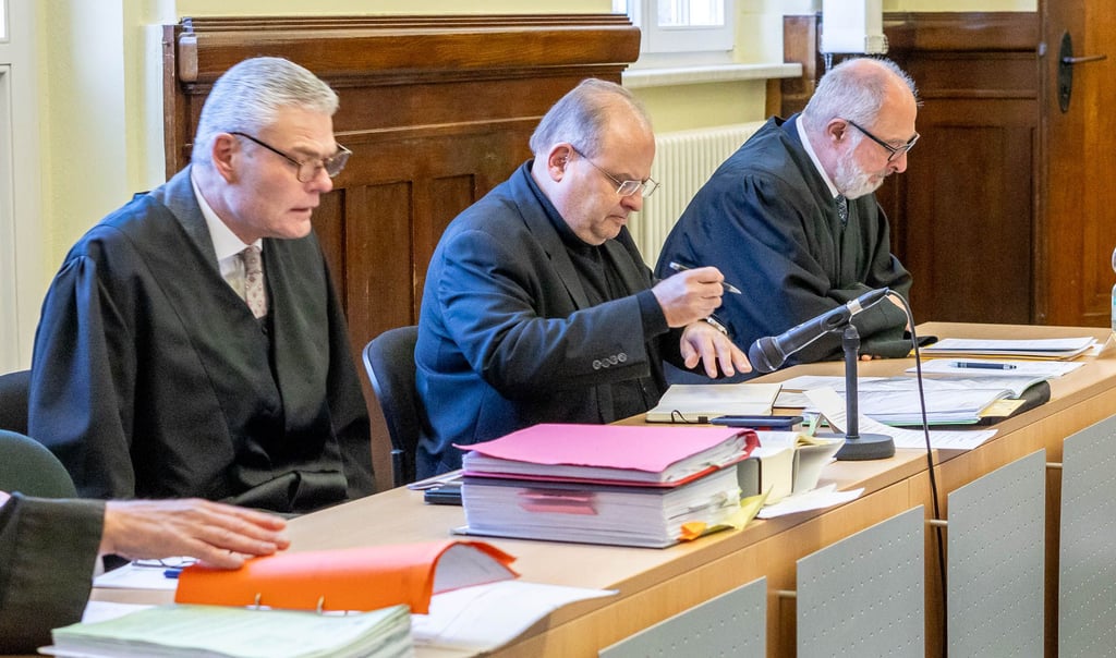 In den Räumen des Zeitzer Amtsgerichts wird derzeit gegen Arnd Czapek (Mitte) verhandelt. Verteidigt wird er von Holger Stahlknecht (links) und Ulf Gundlach.