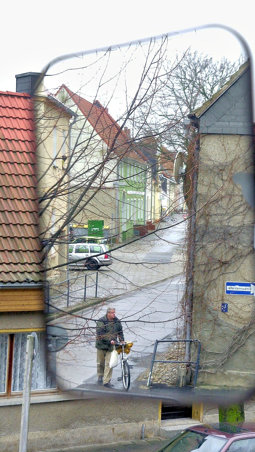 Ein sogenannter Spion an einem Hausfenster mit Blick auf die Magdeburger Straße in Barby.