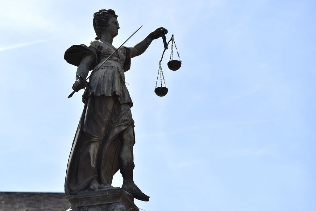 Auch wenn man sich den Erlös vom Verkauf einer Immobilie für den Kindesunterhalts schön rechnet, kann einem Justitia einen Strich durch die Rechnung machen.