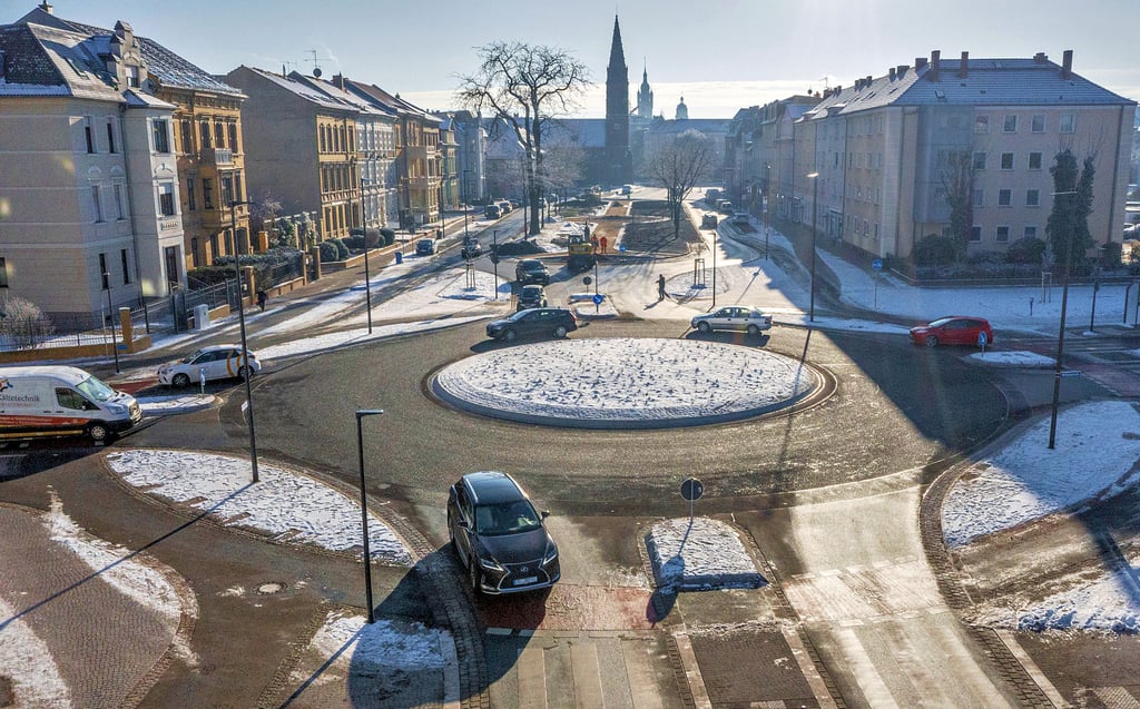 Auf dem Albrechtsplatz und dem neuen Kreisverkehr an der Wolfgangstraße rollen seit gestern die Autos.