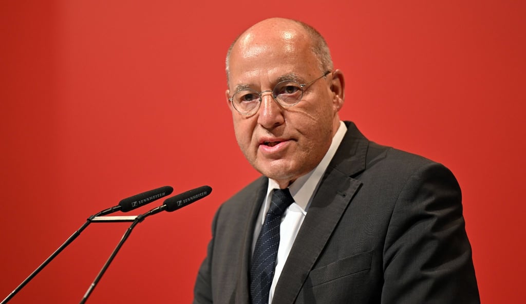 Gregor Gysi (Die Linke), Bundestagsabgeordneter, spricht beim Bundesparteitag der Linken.