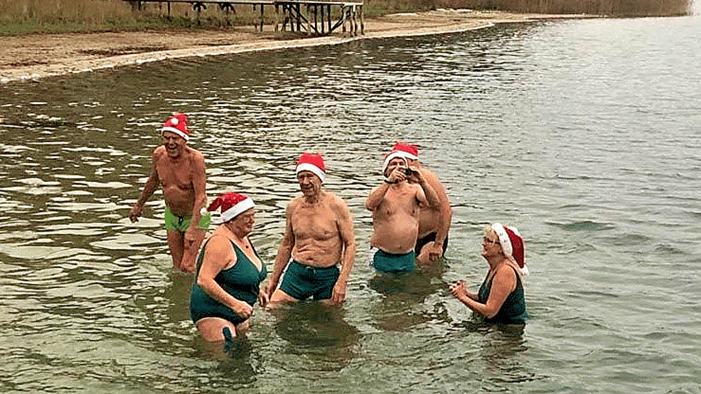 Winterschwimmer im Arendsee: Dieses Bild gibt es während der kälteren Monate regelmäßig zu sehen.