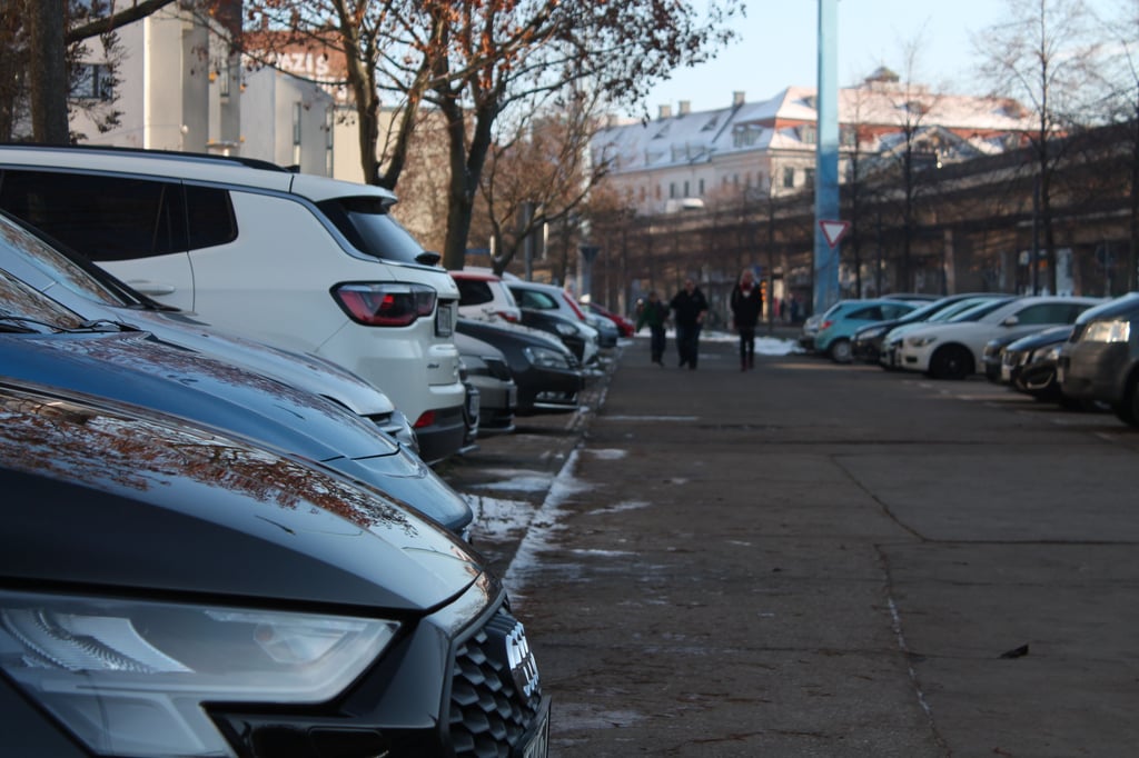 Laut einem neuen Konzept sollen in der Altstadt von Halle zahlreiche Parkplätze wegfallen, wie hier am Moritzzwinger. Dagegen regt sich Widerstand.