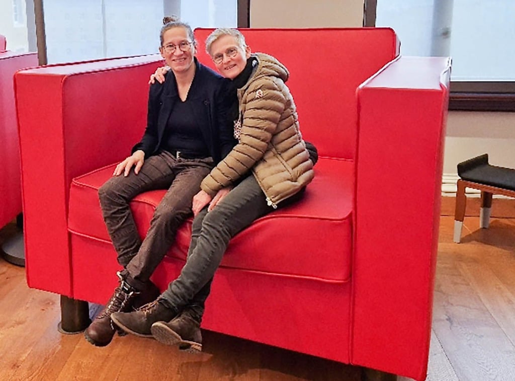 Die Patin eines Naumburger Theaterstuhls Petra Helmke (l.) mit Bettina Paar - Stuhlpatin in spe - bei einem Besuch des „Museum Neues Weimar“.