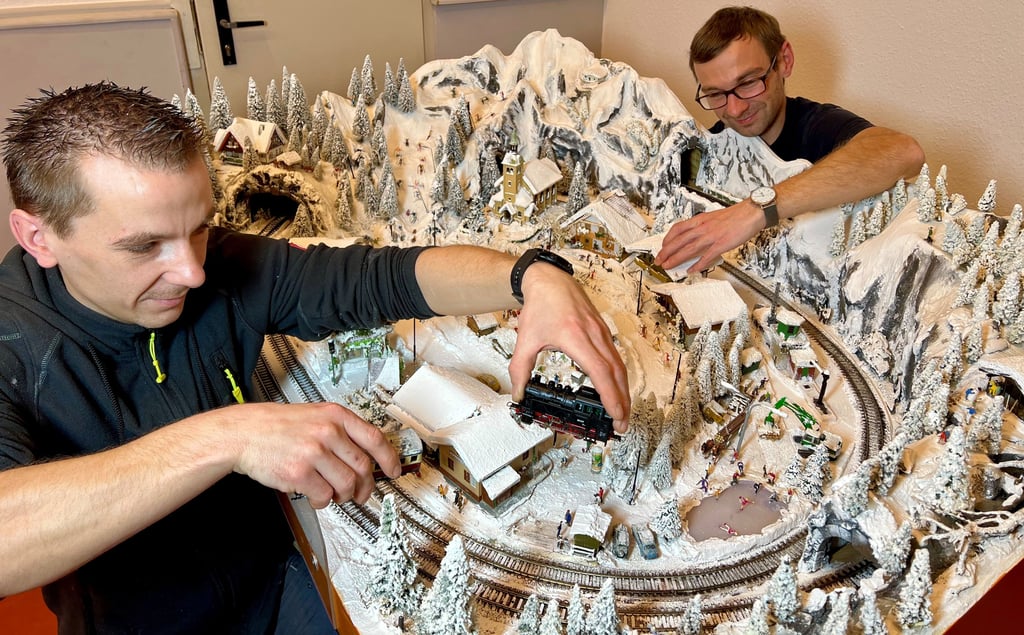 Daniel (v.l.) und Marcel Luckau bauen eine der Winterbahnen für die Modellbahnausstellung des AMC im Klubhaus der Jugend in Bernburg auf.