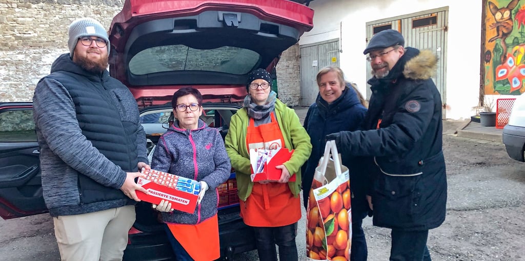 Hartmut und Christine Bick übergeben die Spende der Evangelischen Kichengemeinde Quedlinburg an die Tafel-Mitarbeiterinnen Rita Bonik und Christiane Brink sowie Robin Gerloff, Koordinator der Tafel (v. r. n. l.).