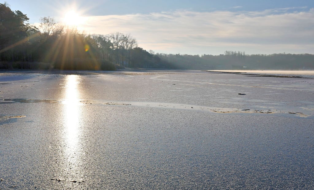 Der Arendsee friert langsam zu.