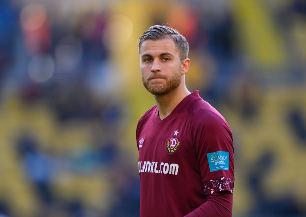 Dynamos Torwart Sven Müller steht auf dem Feld.