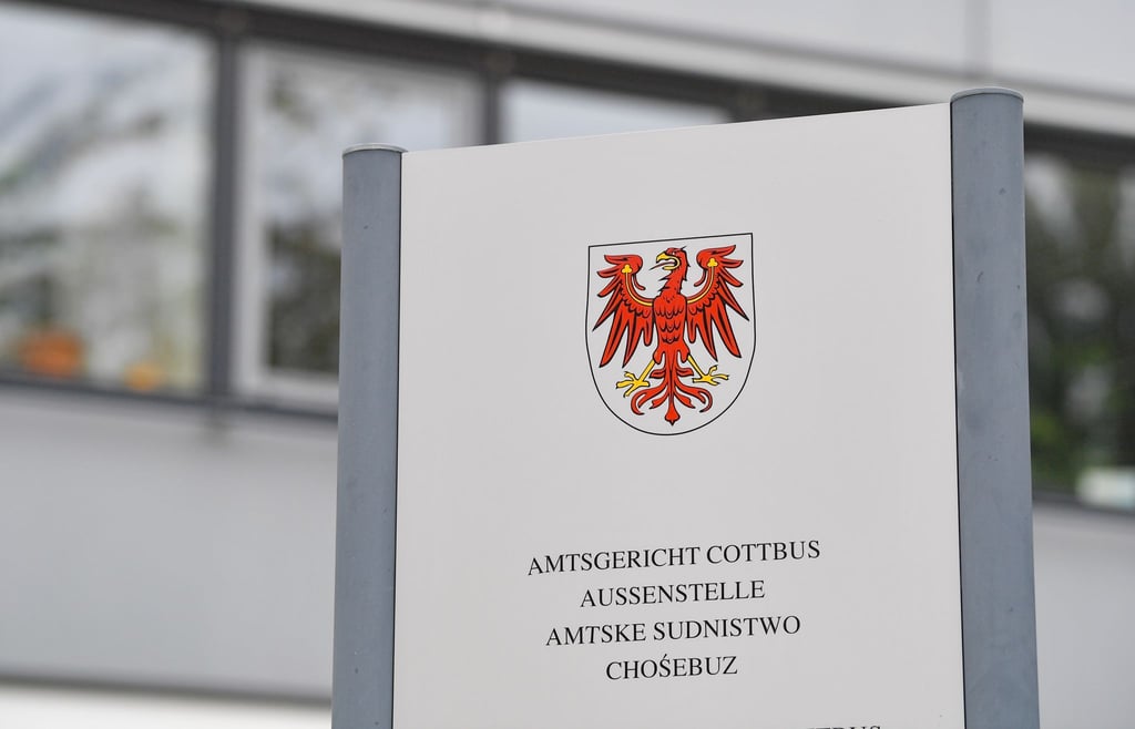 Ein Schild vor dem Amtsgericht Cottbus.