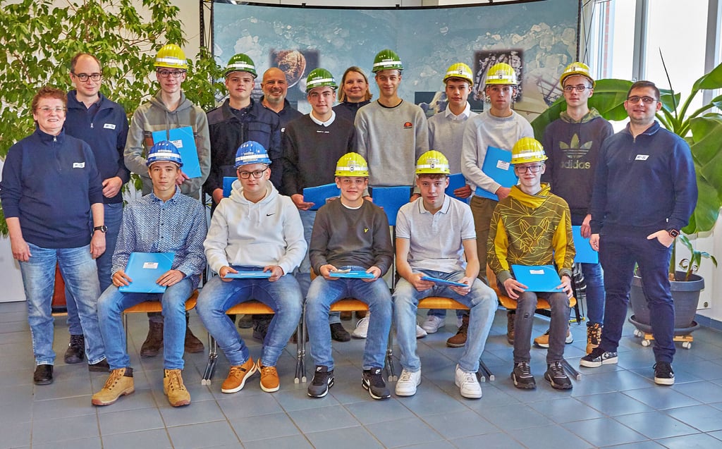 Die feierliche Übergabe der Lehrverträge ist erfolgt: Werkleiterin Dorothee Telaar (stehend von links), Produktionsleiter unter Tage Raimund Bartl, Richard Jacob, Felix Hammermann, Produktionsleiter über Tage Stefan Mutz, Nic Vetter, Personalleiterin Kathrin Wöhlbier, Julian Sobolewski, Dennis Schaaf, Lucas Matthias, Martin Hülße, Peter Felgenträger (stellvertretender Betriebsratsvorsitzender); Pius Kremin (sitzend von links), Moritz Knödel, Hannes Lutze, Franjo Felgenträger und Shawn W.