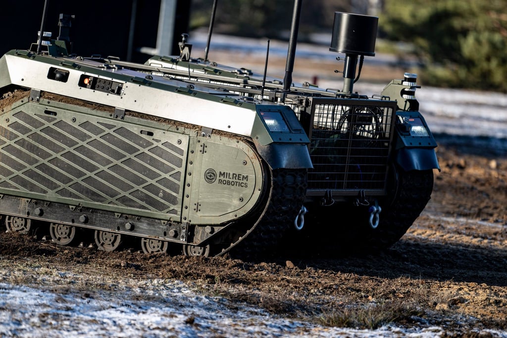 Ein THeMIS Unmanned Ground Vehicle des Herstellers Milrem Robotics nimmt an einer Vorführung teil.