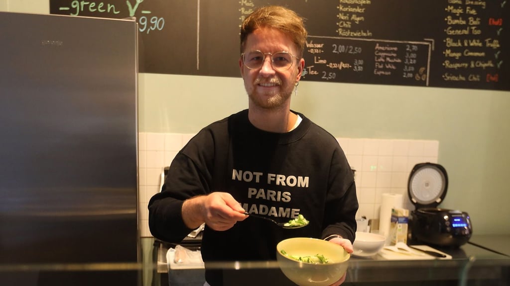 Maximilian Klimant hat „The Bowl Kitchen“ in der August-Bebel-Straße in der nördlichen Innenstadt eröffnet.