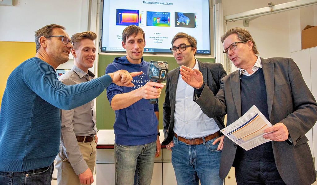 Axel Buschmann, Joe Bernert, Markus Willmitzer, Benedikt Nöthen und Michael Teichert probieren die neue Wärmebildkamera aus (v li.).