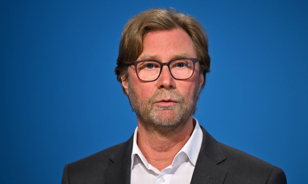 Dirk Adams (Bündnis90/Die Grünen), Minister für Migration und Justiz in Thüringen, am Mikrofon.