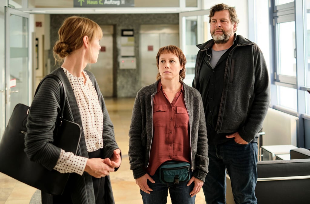 Die Mutter von Gesina Rathmann (Jenny Schily) ist gestürzt - Franziska Tobler (Eva Löbau, M) und Friedemann Berg (Hans-Jochen Wagner) ermitteln.