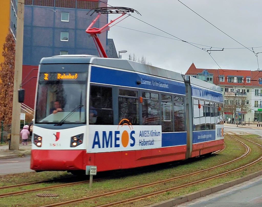 Eine Straßenbahn der Halberstädter Verkehrsgesellschaft HVG fährt in der Heinrich-Julius-Straße Halberstadts.