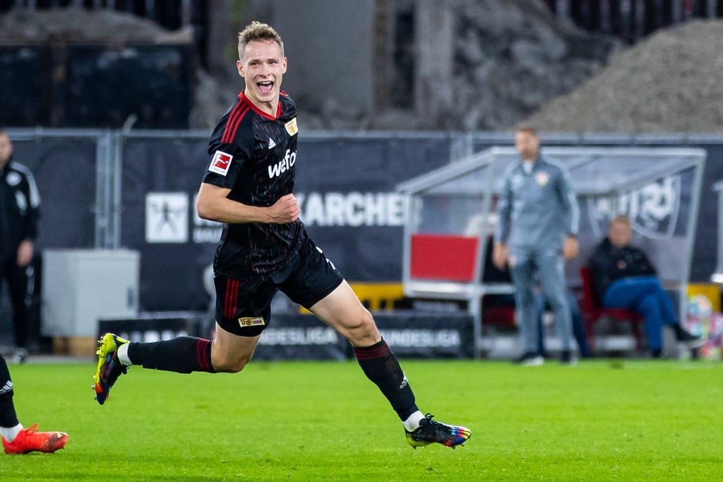 Union Berlins Paul Jaeckel jubelt nach einem Tor.