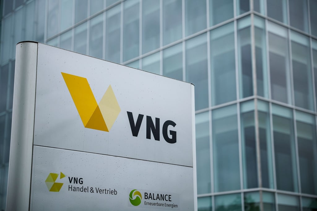 Logo des Unternehmens VNG vor dem Hauptsitz der Firma.